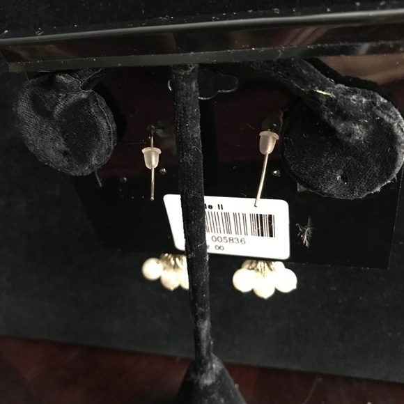 Blonde Cluster Pearls/Antique Gold Color Earrings - Picture 3 of 6